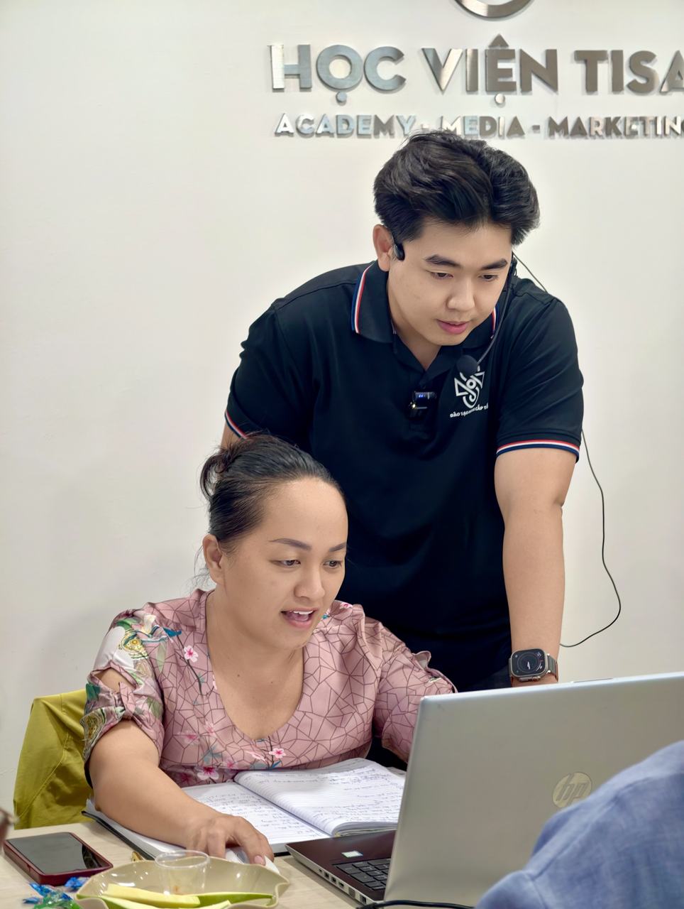 Học viên thực hành trên laptop