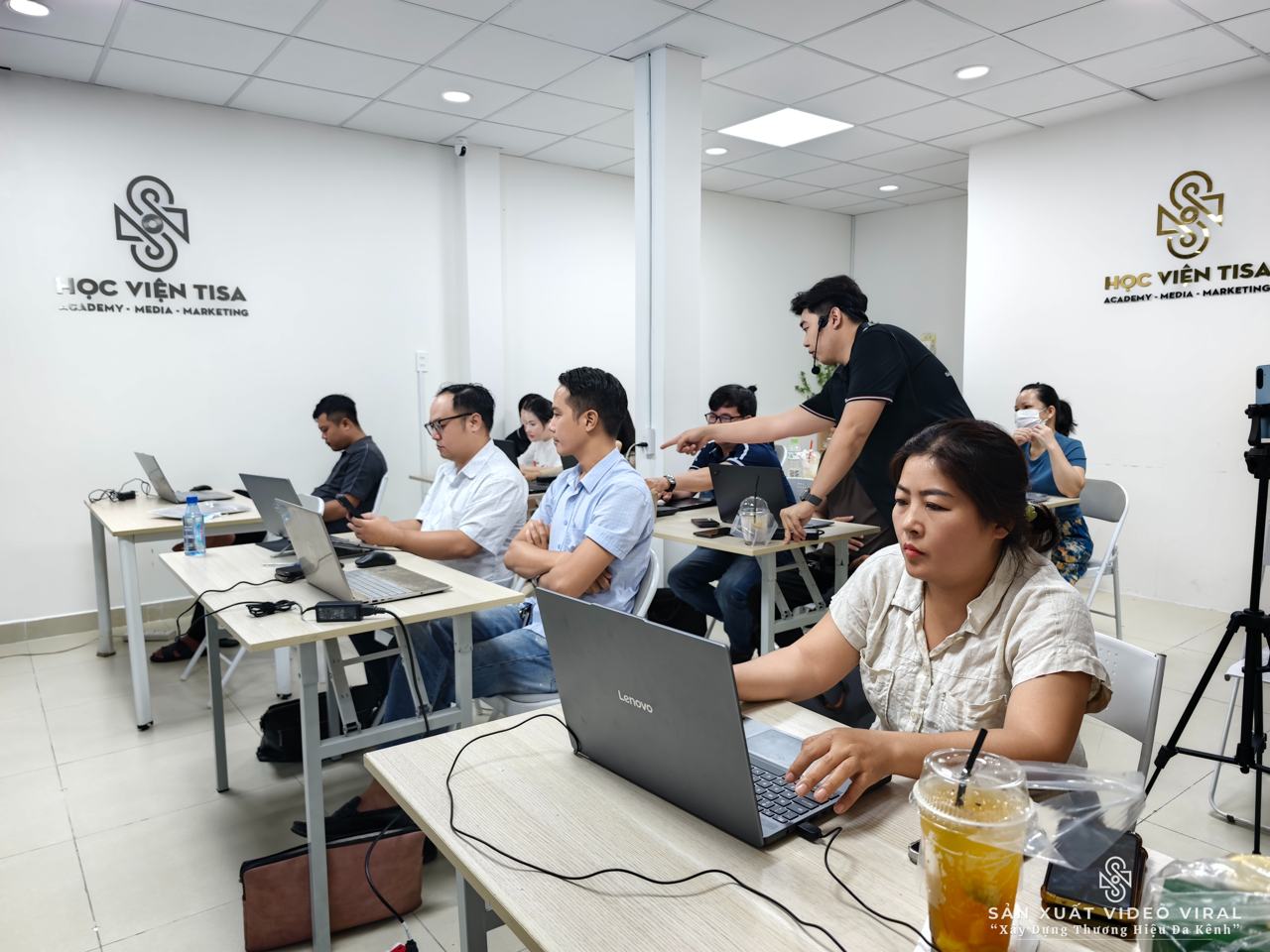 Tiêu Sang hướng dẫn học viên tại máy