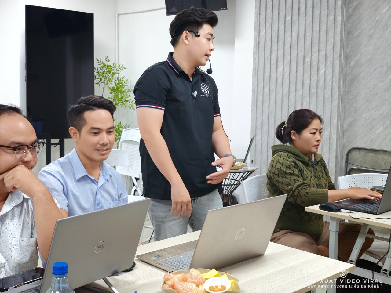 Sang kèm học viên