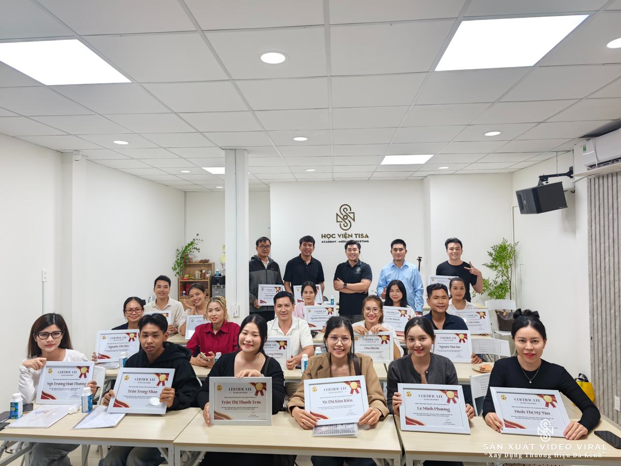 Học viên nhận chứng nhận cuối khóa